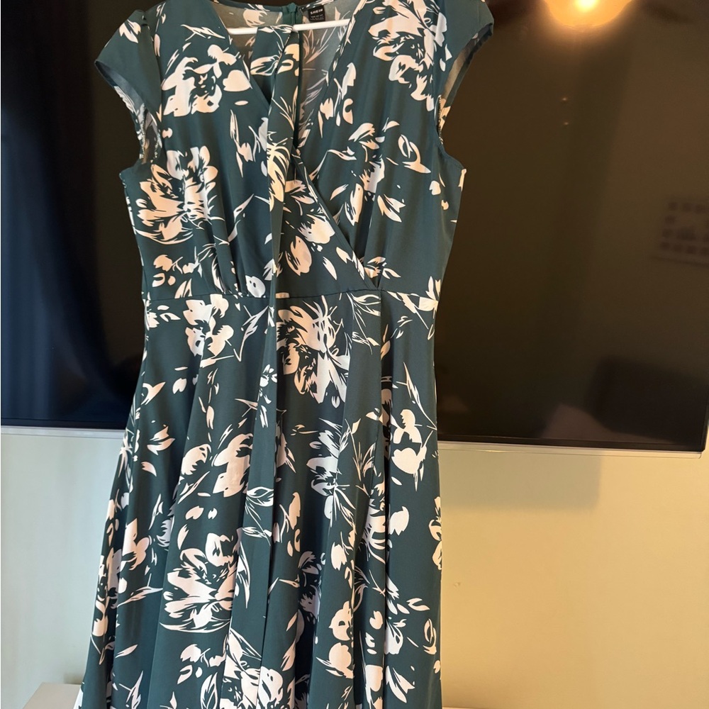 SHEIN Green Maxi Dress with Flutter Sleeves and V-Neck